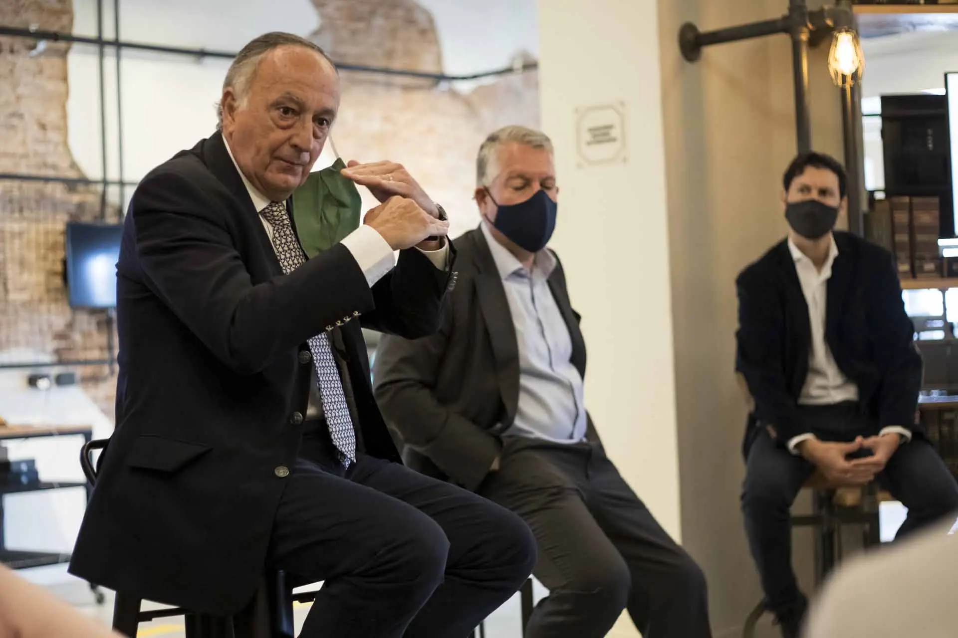 Miguel Acevedo, presidente de la UIA, y Sergio Kaufman, CEO de Accenture, durante la presentación del Centro X