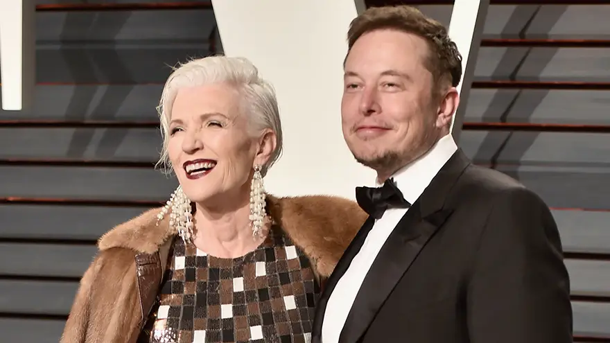 Las frases de Elon Musk dan vuelta al mundo. Aquí junto a su madre.