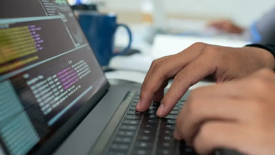 La programación es el primer escalón de una industria que continúa creciendo y pagando buenos salarios