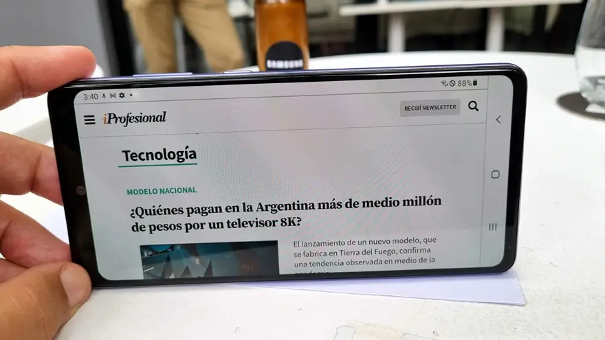 El Samsung Galaxy A72 se diferencia por su pantalla más grande.