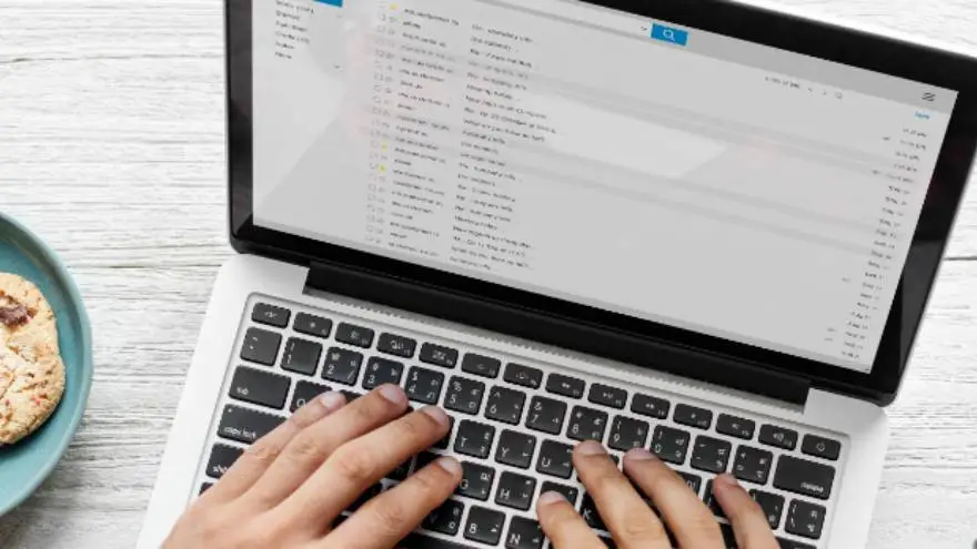 La estafa se realiza vía correo electrónico.