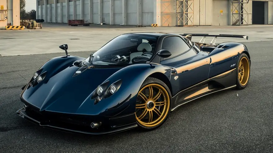 Sus autos van desde Ferraris hasta Paganinis