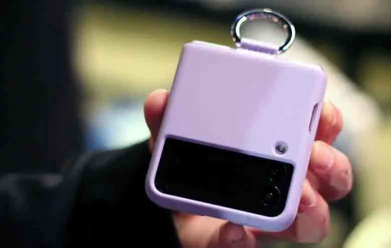 Z Flip3 con accesorio anular