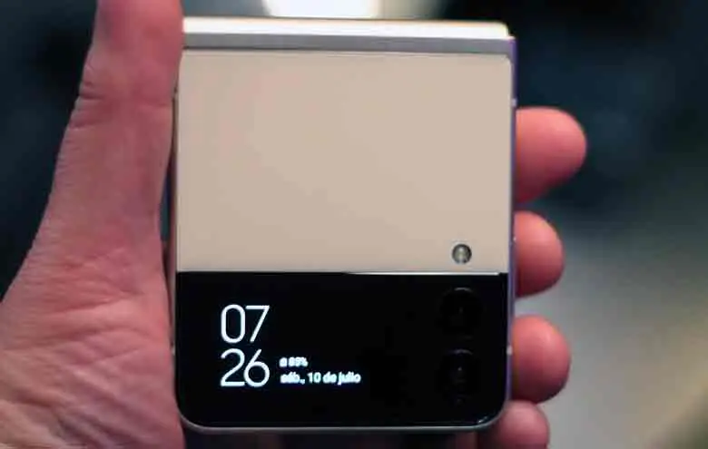 Z Flip3: pantalla secundaria notifica mensajes y llamadas, entre otros servicios.