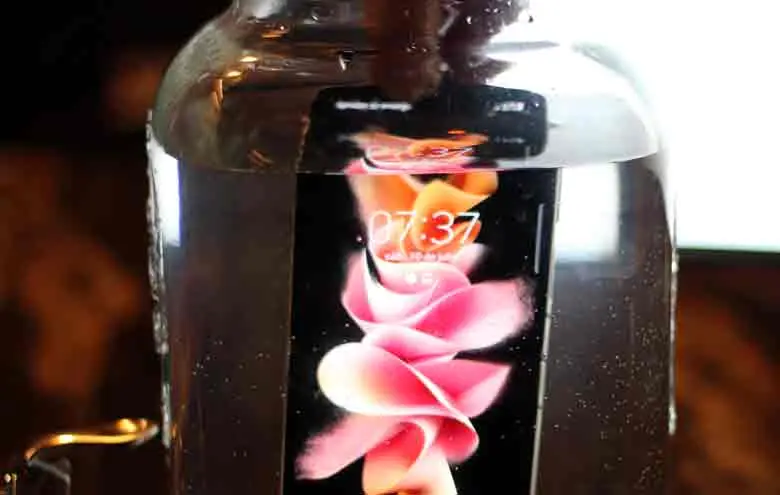 Z Fold3 es resistente al agua.