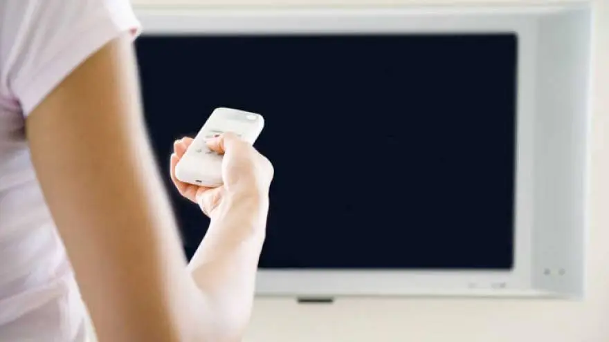 Apagar los televisores y otros dispositivos es clave para evitar que el modo stand by gaste energía
