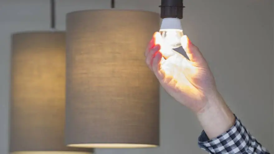 Cambiar las lamparitas comunes a LED puede aydar a ahorrar mucha energía