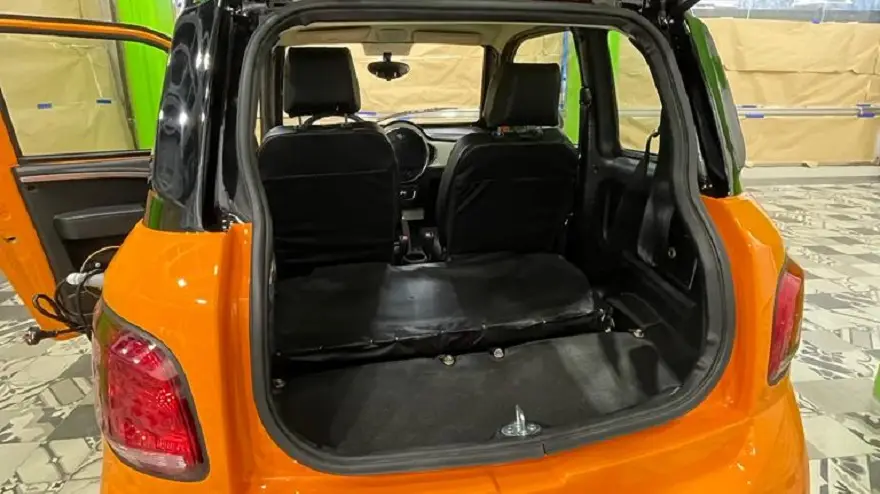 Tito con el asiento reclinado y mayor baúl.