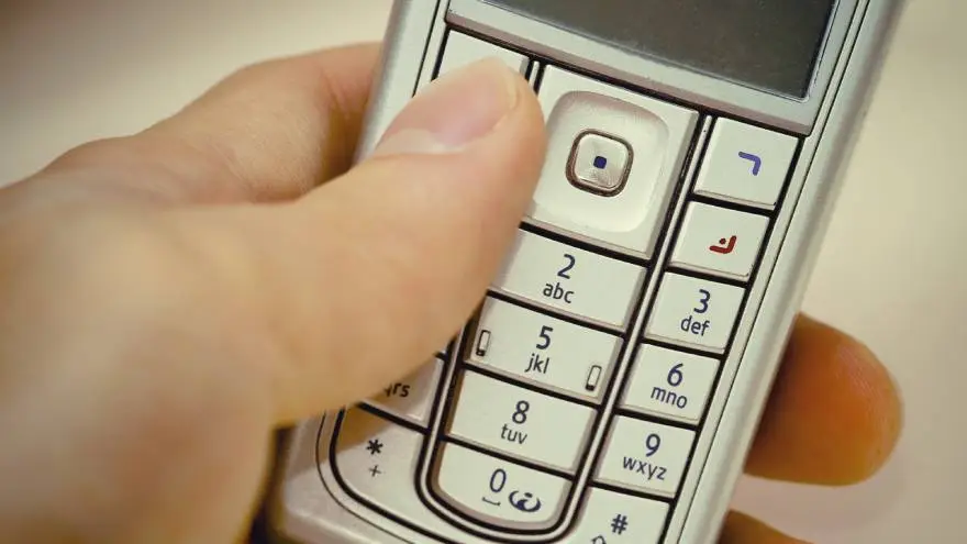Los celulares tontos solo admiten llamadas y mensajes cortos de texto.