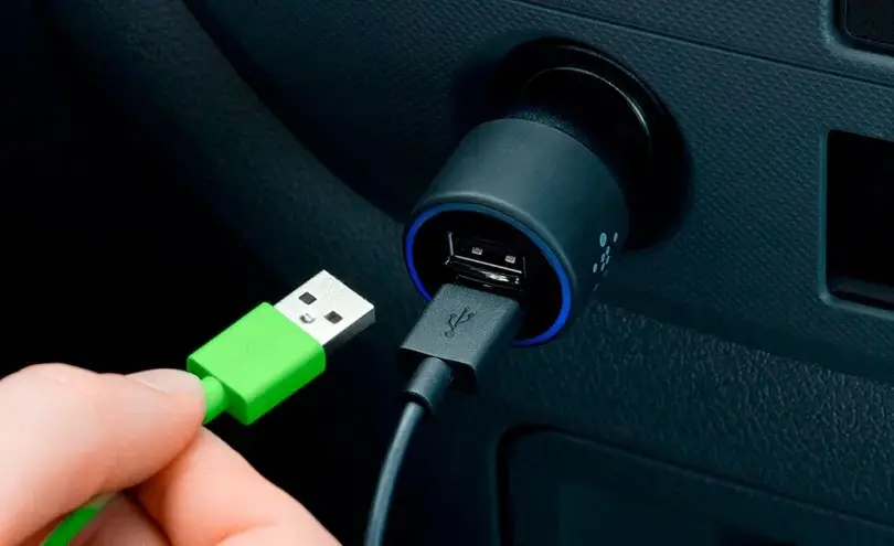 Por qué no conviene cargar un celular en el puerto USB del auto