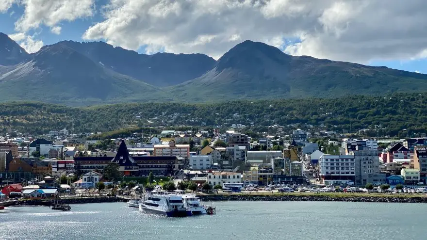 Costa de Ushuaia. El edificio con cúpula piramidal es la Casa de Gobierno provincial