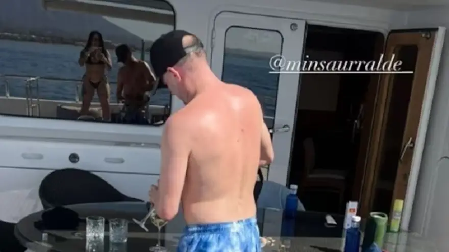 Martín Insaurralde, en sus vacaciones junto a la modelo Sofía Clerici.