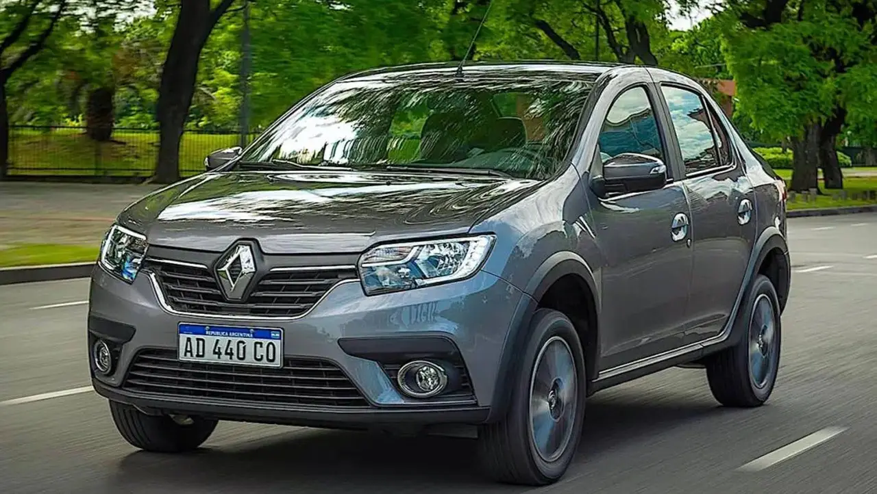 Renault Logan sube poco de precio y queda más barato que Toyota Yaris.