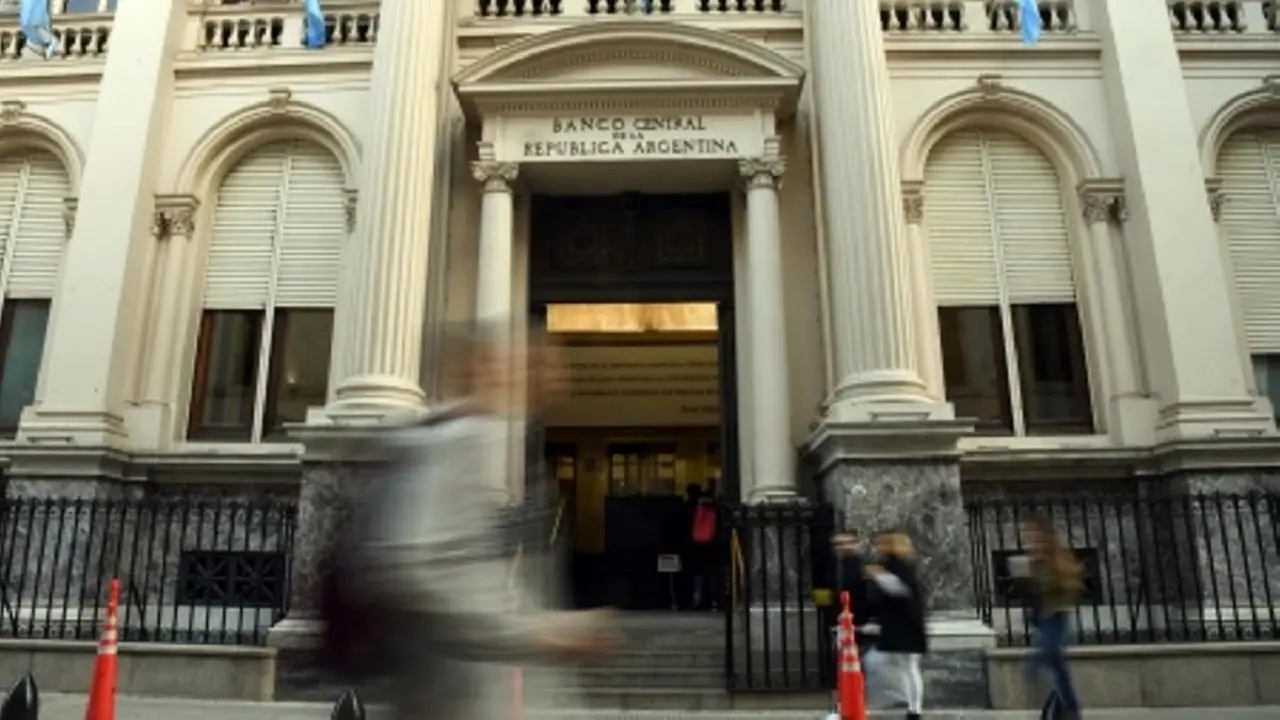 La desaceleración de las compras del BCRA en el MULC marcó una señal de alerta en la city y presupone una devaluación del tipo de cambio