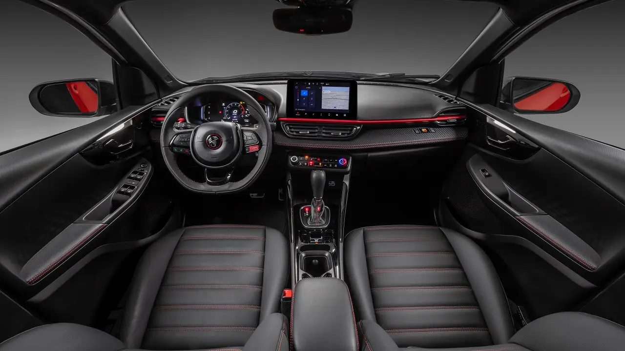 El Fastback Abarth suma detalles en rojo, pero mantiene el diseño de la versión convencional.