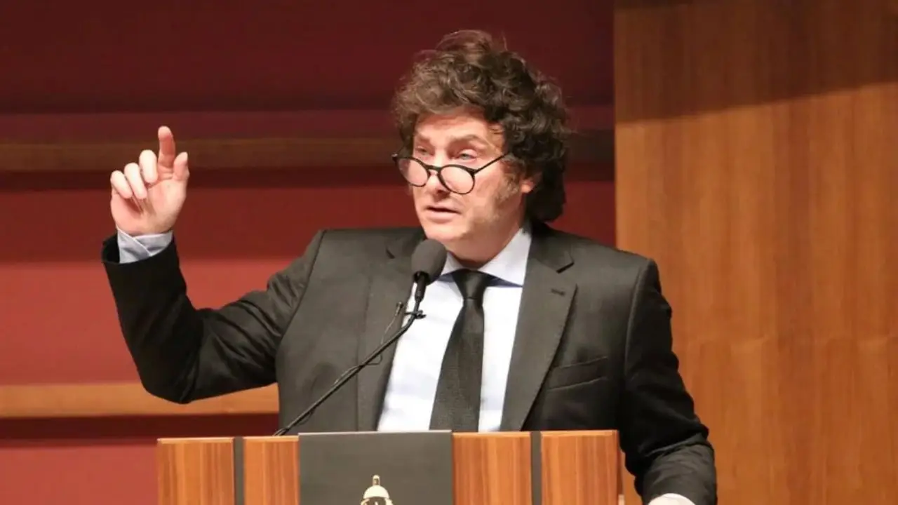 Javier Milei, con varios funcionarios K en su Gobierno.