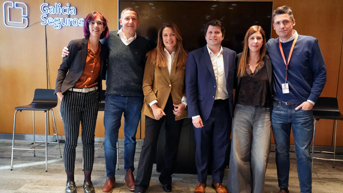 De izquierda a derecha: Huilén Torres, de NTT Data; Daniel Iturriaga, de Galicia Seguros; Natalia Garcia y Sebastián Aveille, de Microsoft; Cristina Lico y Martín Kasañetz, de Galicia Seguros.