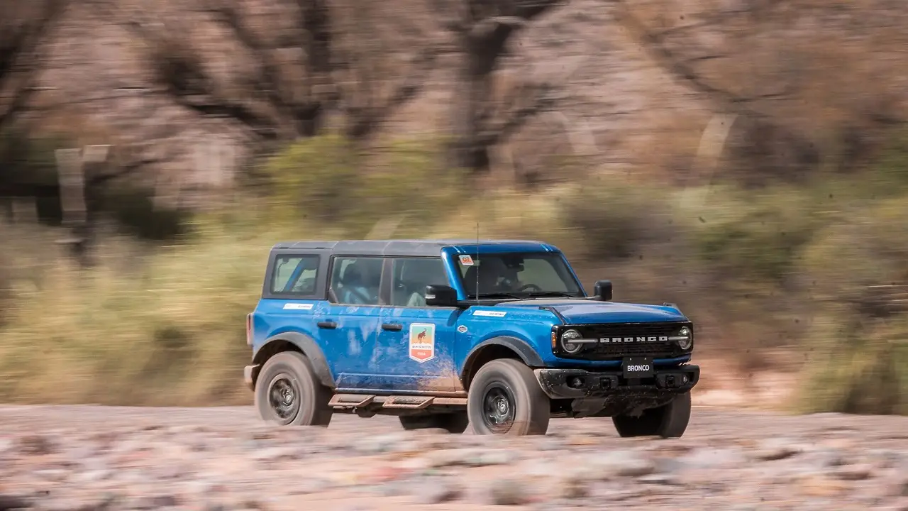 El Ford Bronc Wildtrak tiene 334 CV y se combina con una caja de 10 velocidades.