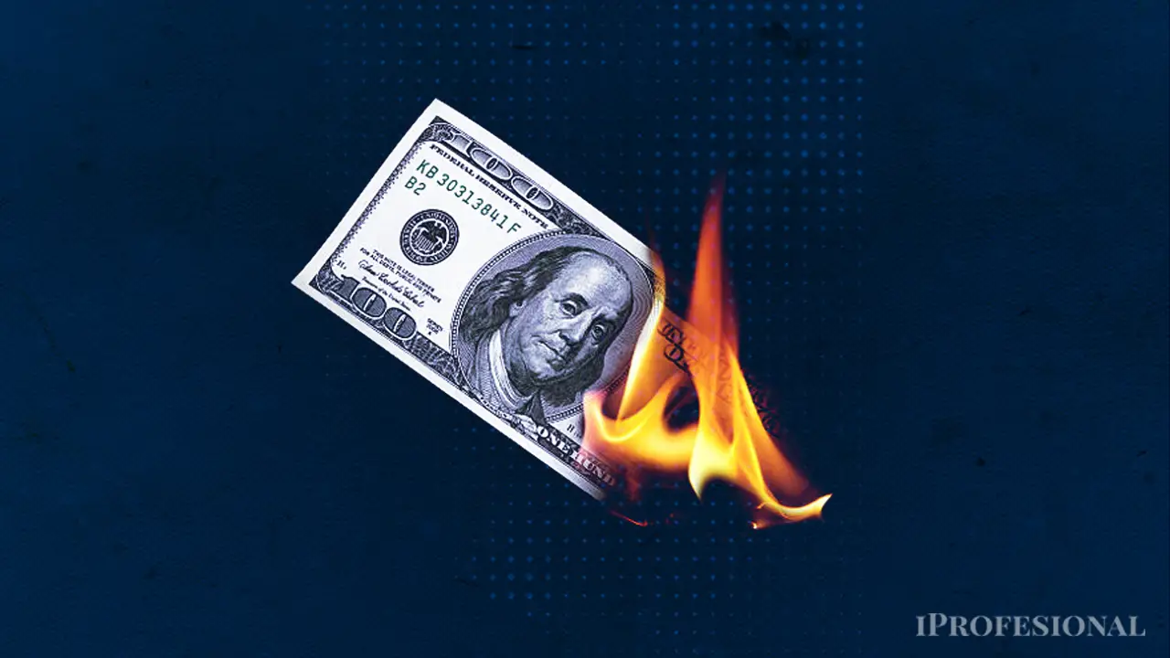 El dólar blue cerró el jueves a un récord de $1.465 y en lo que va de julio trepa $100 