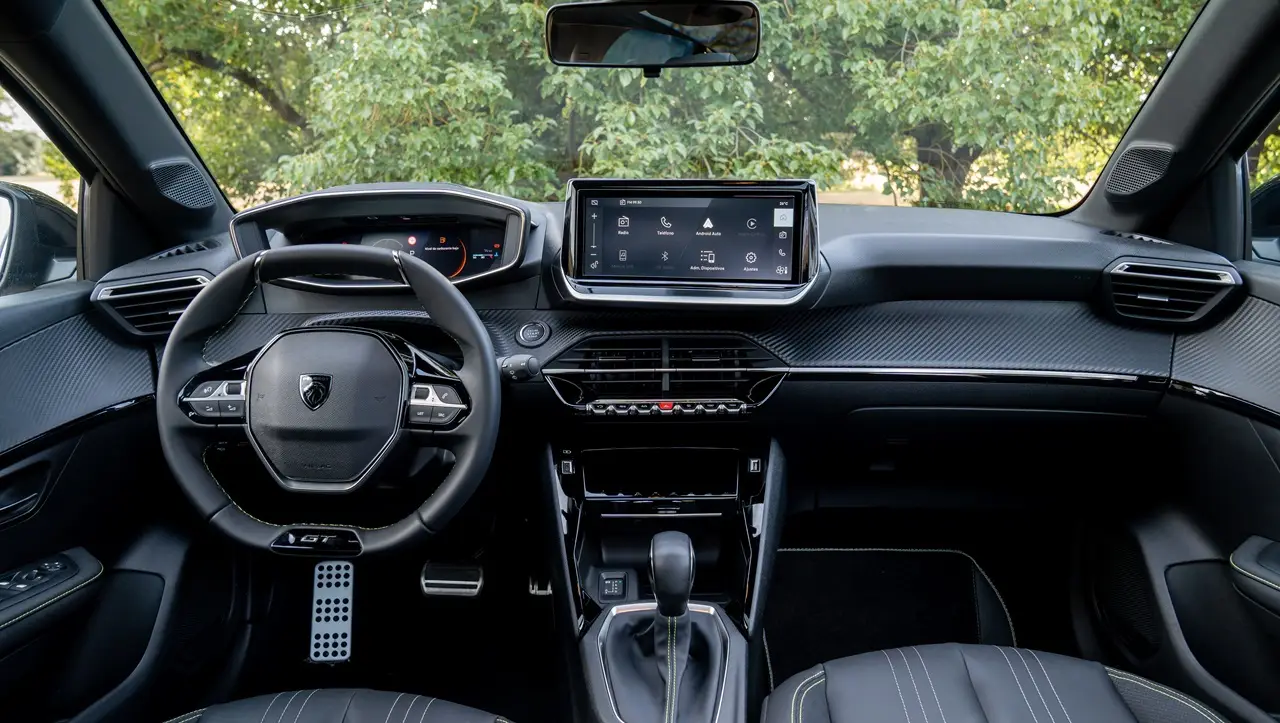 Por dentro, el nuevo Peugeot mantiene su diseño con volante chico y tablero cómodamente visible.
