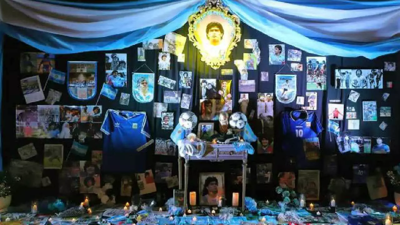 En el restaurante Maradona 10 hay un altar con recuerdos del futbolista