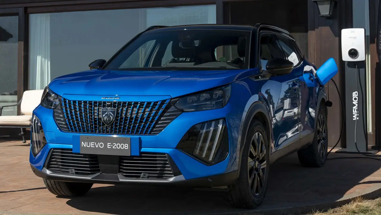 El E-2008 estará en Cariló durante el verano, el primer eléctrico de Peugeot en el país.