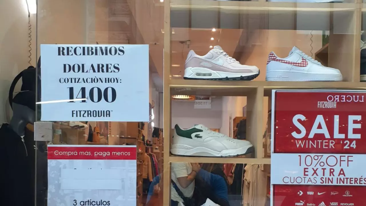 En un local que vende calzado e indumentaria, la cotización del día era $1.400, también por encima del blue