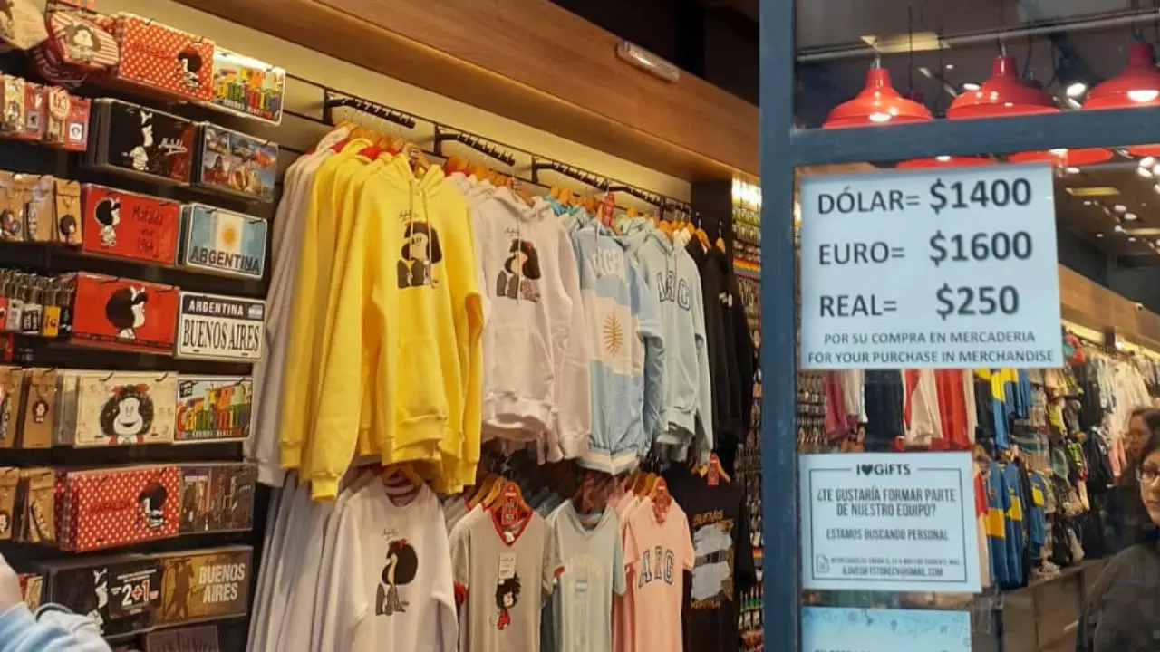 En una tienda de regalos, el dólar se tomaba a $1.400, mientras que por el blue se pagaba 