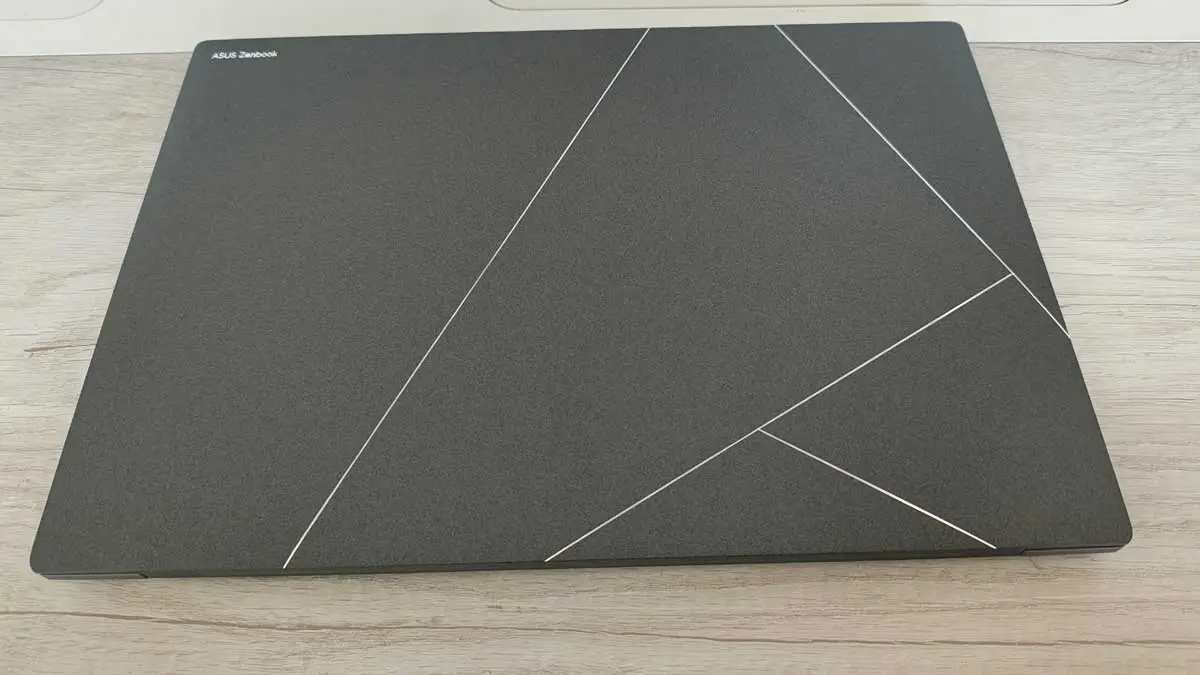 La Asus Zenbook S 16 resalta por su diseño elegante.