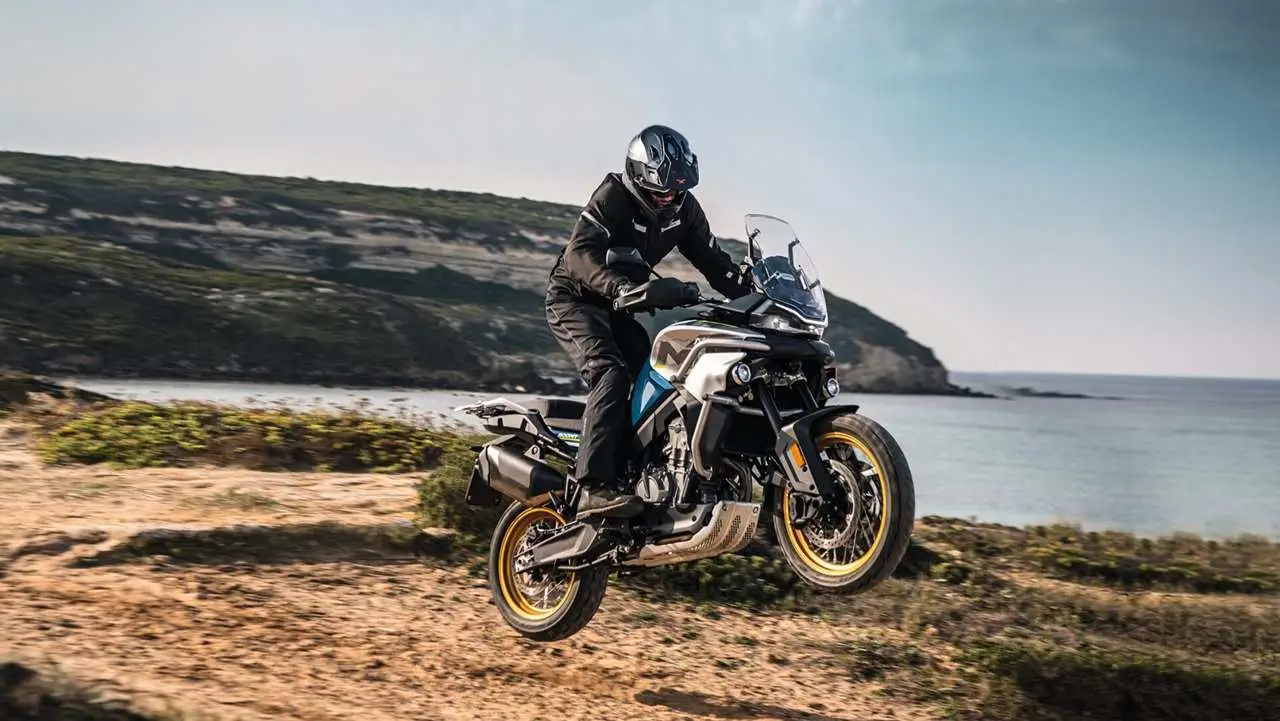 La CF Moto tiene protección para los caminos off road.
