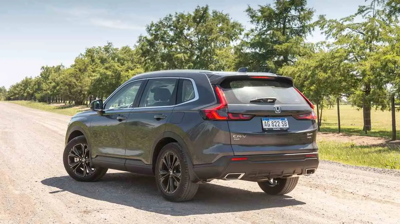 El generoso despeje contribuye para andar en diversos terrenos, aunque no es un SUV 4x4.