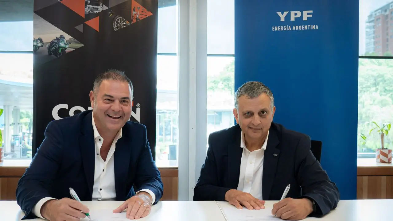 El momento de la firma entre