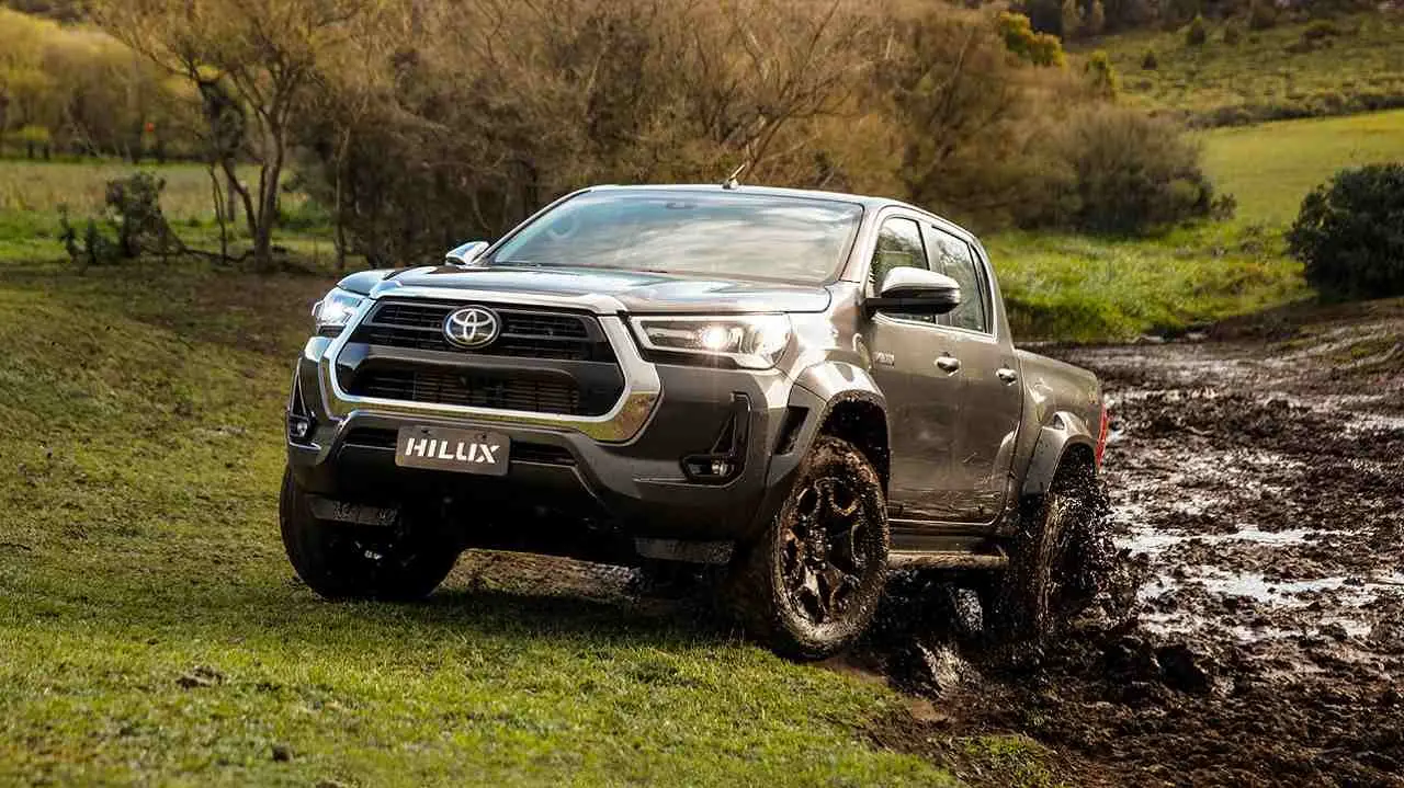 La camioneta Hilux también baja de precio.