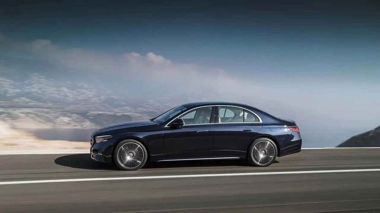 El sedán grande de Mercedes Benz, el Clase E, se renovó y sumó un motor Mild-Hybrid.