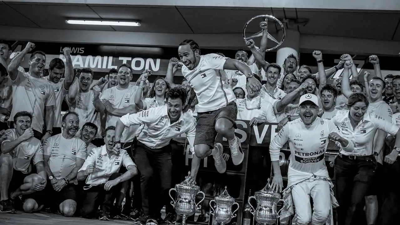 Lewis Hamilton, festejando uno de sus títulos en Fórmula 1.