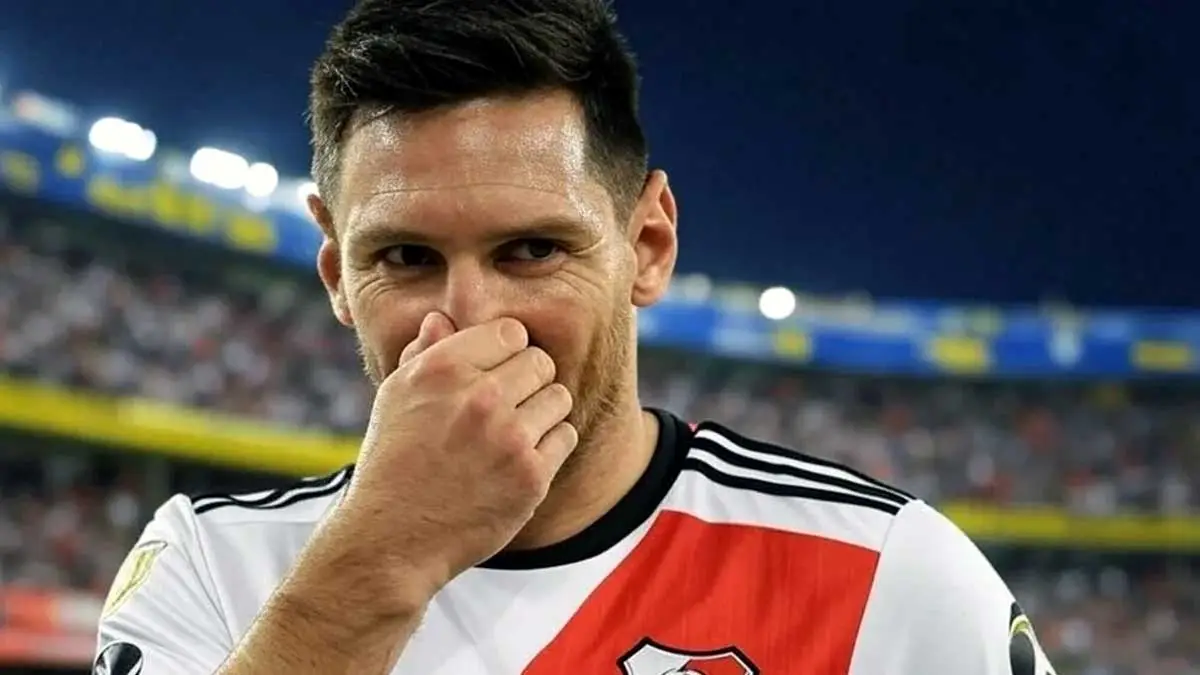 Lionel Messi con la camiseta de River en la Bombonera