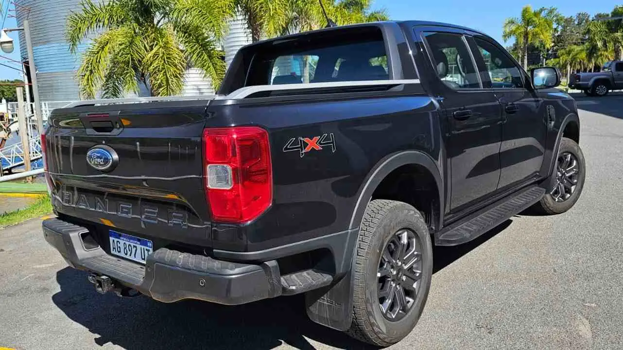 La nueva camioneta Ranger Black es más deportiva.