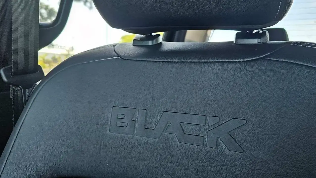 Los tapizados tienen el detalle Black, como el nombre de la camioneta.