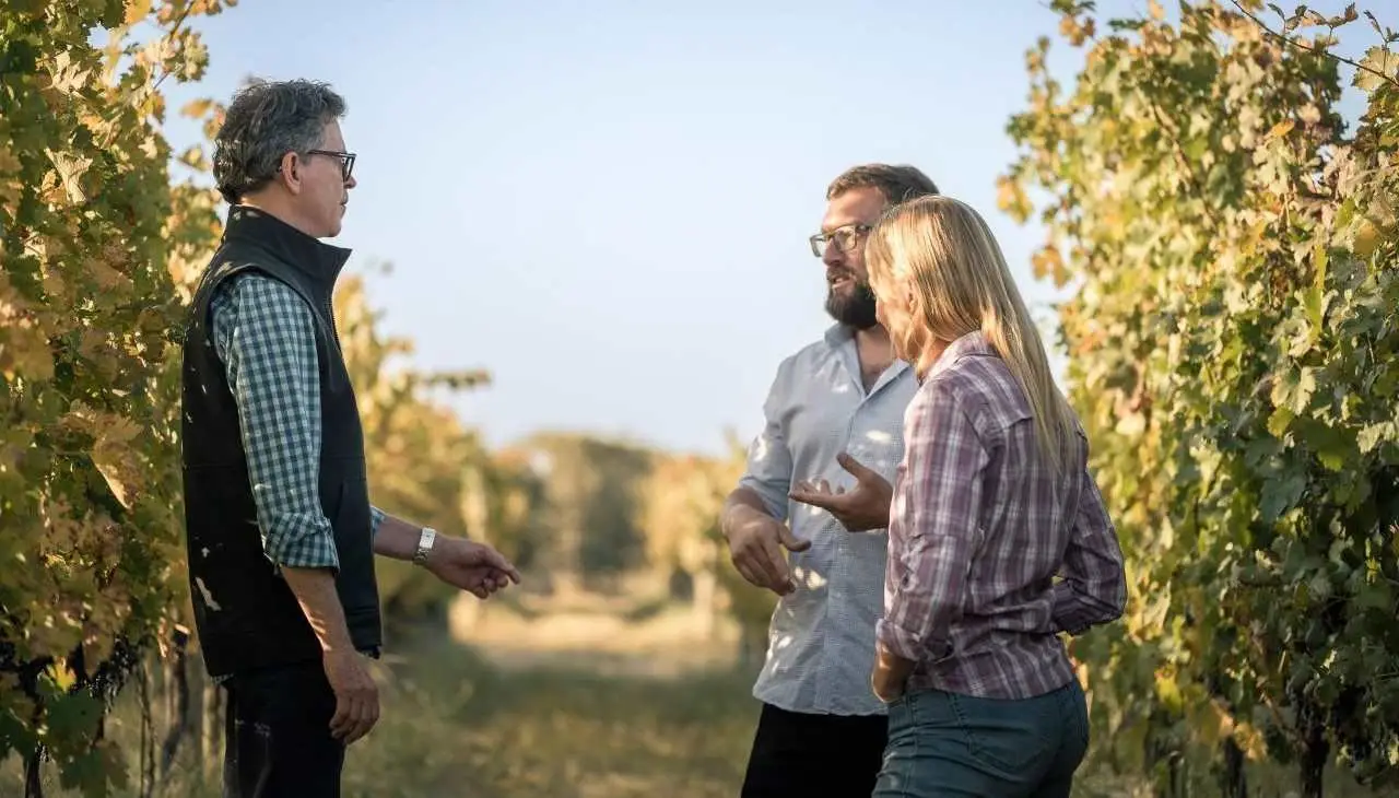 Paul Hobbs junto al equipo de ingenieros agrónomos de Viña Cobos: Pablo Debernardi y Marina Miceli.