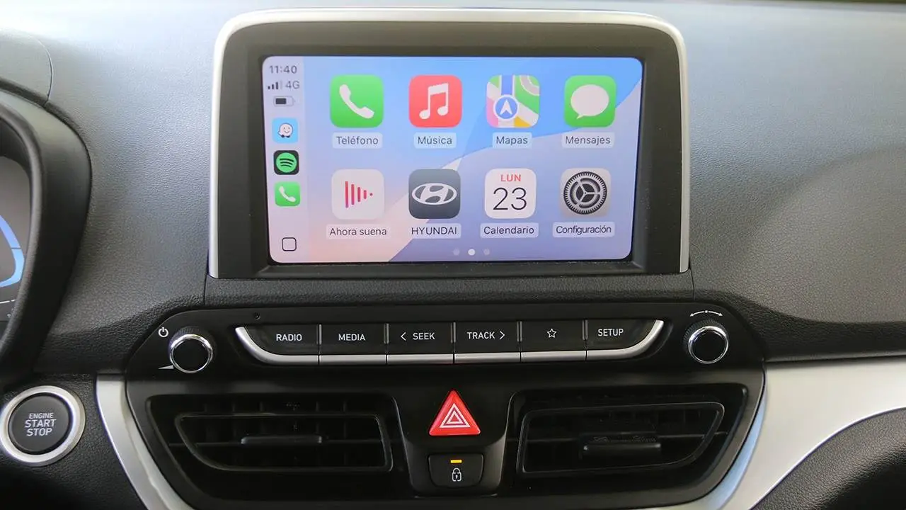 El auto de Hyundai tiene una pantalla flotante.