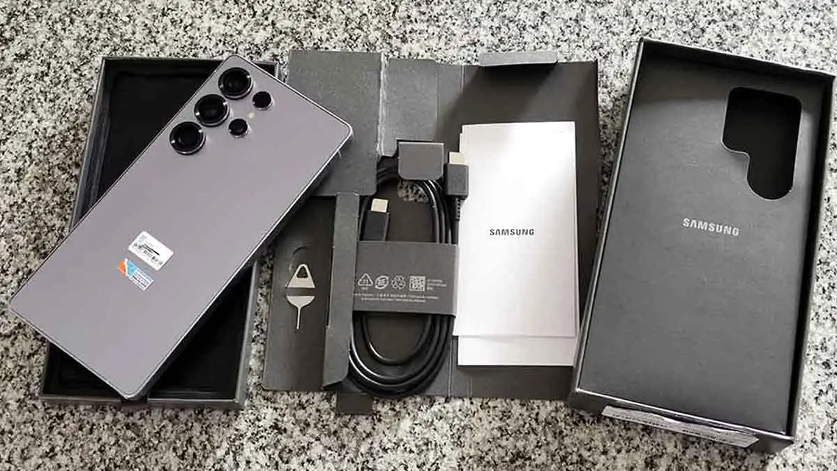 Como ya es tradicional en la línea Galaxy S, el nuevo celular no viene con cargador.
