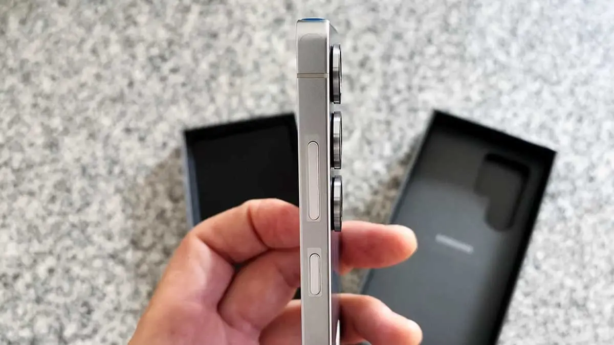 El Samsung Galaxy S25 Ultra es más liviano que su antecesor.