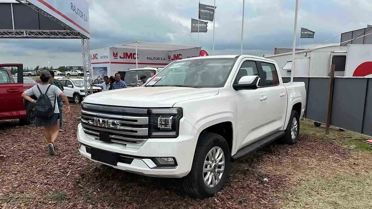 JMC presenta dos camionetas en el mercado local.