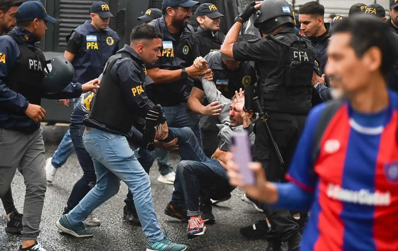 Graves incidentes frente al Congreso, con heridos y detenidos