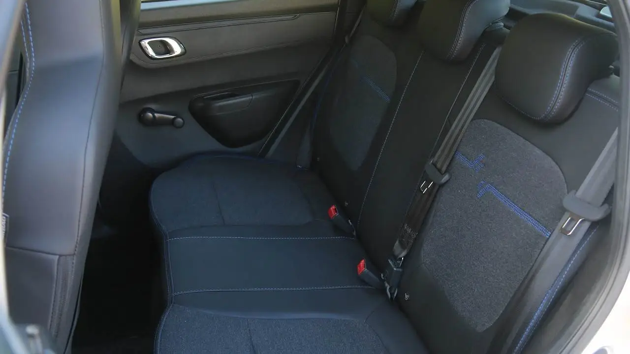 El espacio de atras del Kwid es reducido, para dos personas.