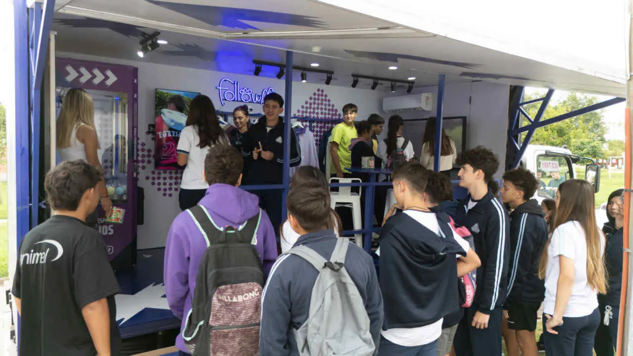 Este mes el showroom móvil de Follow Me estará visitando los colegios del NOA