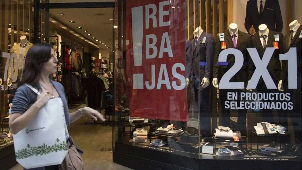Las tiendas de indumentaria bajaron sus precios, pero aún así no logran competir con las plataformas