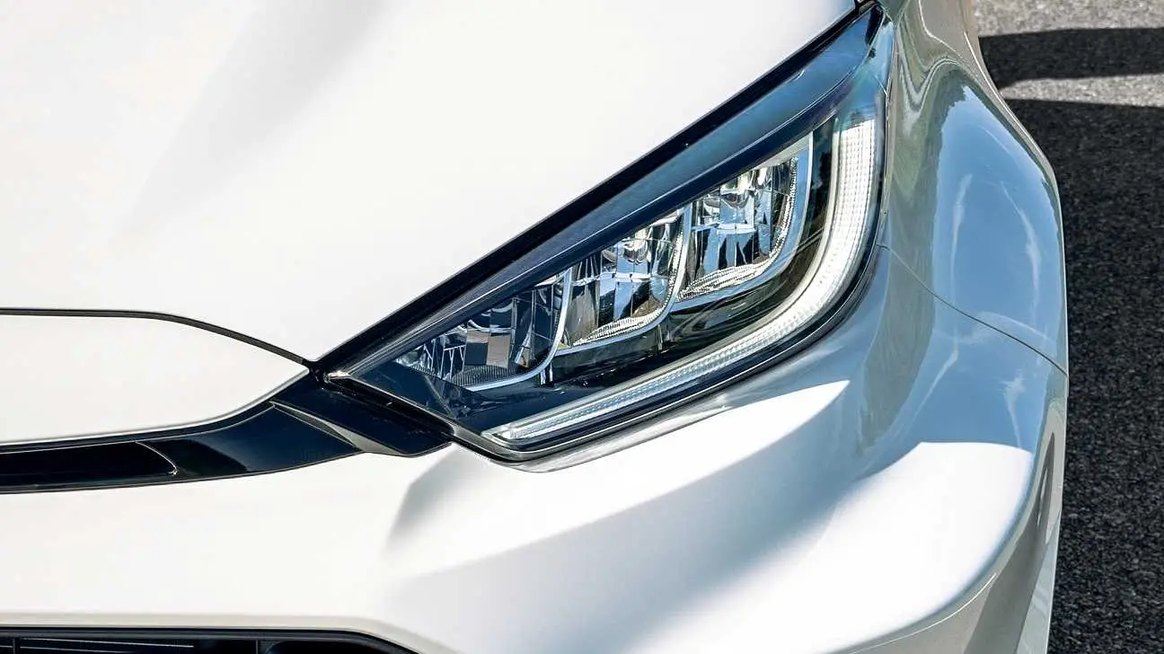 El diseño agresivo por fuera y por dentro destaca a este modelo.