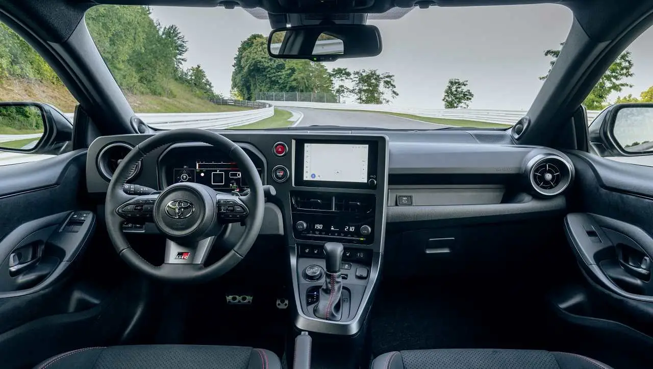 El interior fue orientado al conductor, con una pantalla plata y una mejora visual.