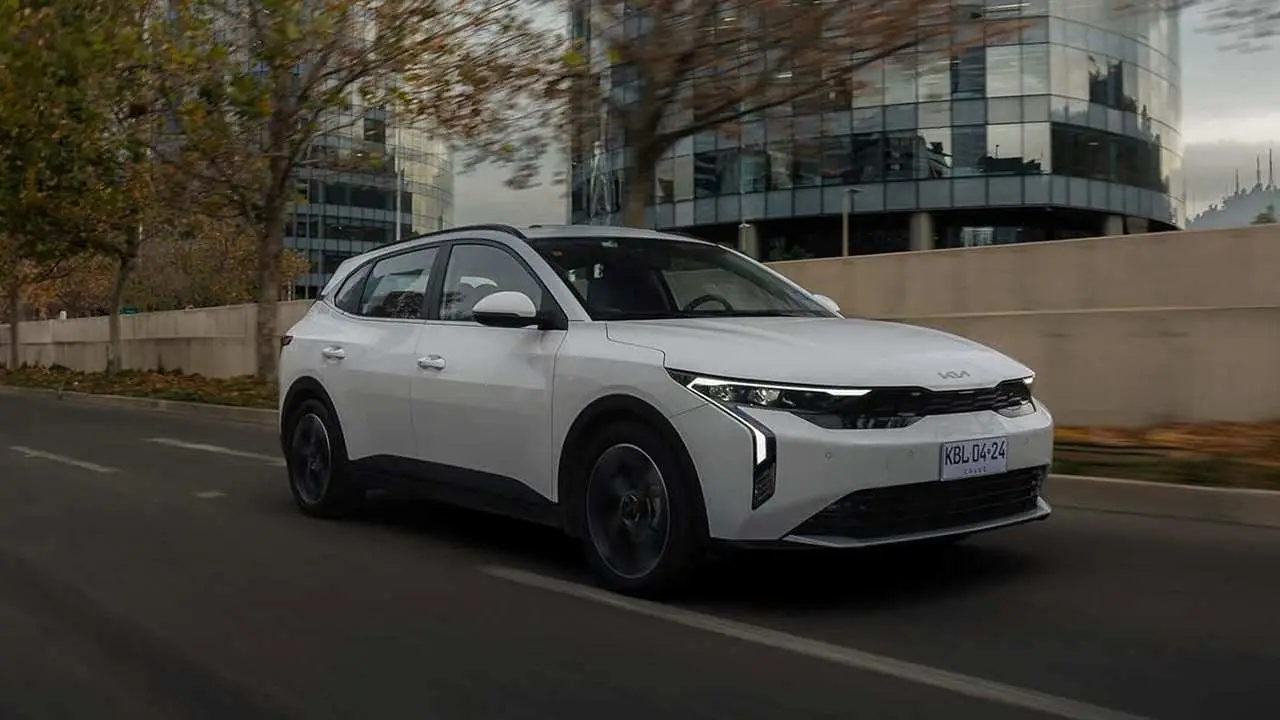 El Kia K3 tiene un estilo más moderno que el hyundai.